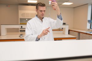 El analista químico en el laboratorio de Kepro