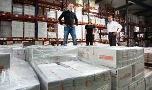 Medewerkers van Kepro in het magazijn